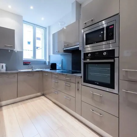 Stunning 1 Bed Apt W/decorated Int, Sleeps 6