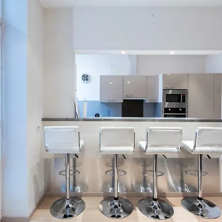 Stunning 1 Bed Apt W/decorated Int, Sleeps 6